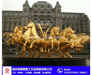 广场中心铜马雕塑